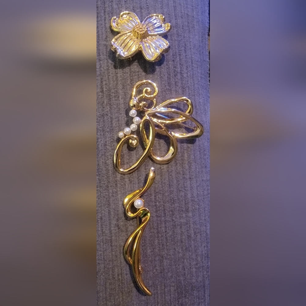 Set of 3 vintage goldtone Brooches/Pins Flower, Butterfly, Goldtone Faux Pearl - Picture 10 of 10